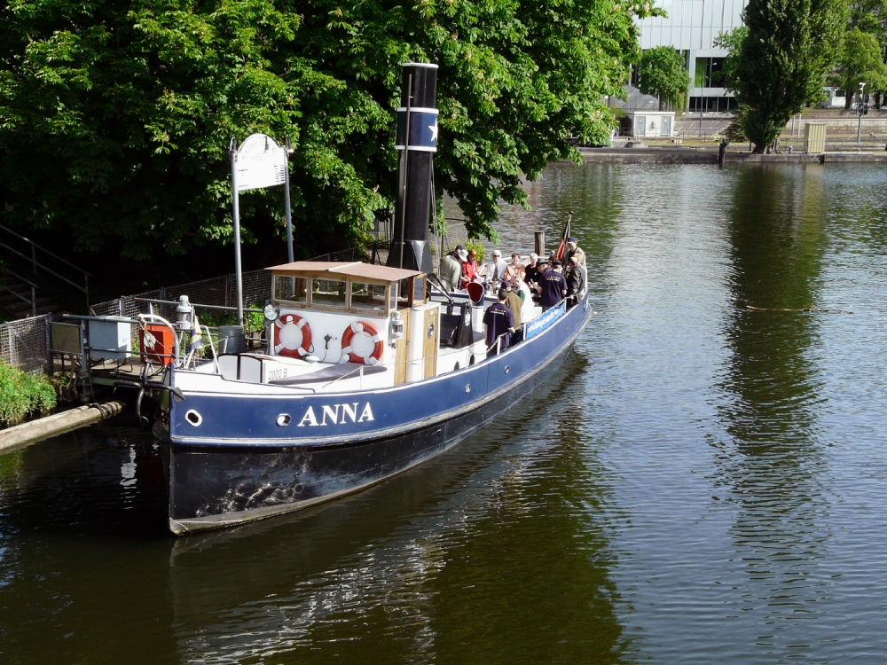 Seeleute aus Berlin fahren mit der DSR Anna